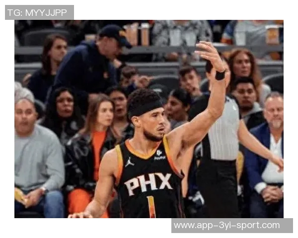 布克首节表现惊艳三分球全中助力球队轻松领先